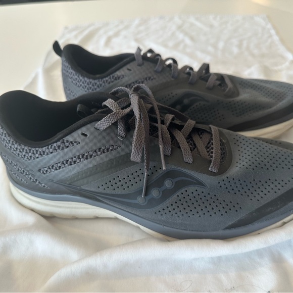 Brook’s running shoes - men’s lightly used - size 10 - Picture 2 of 10